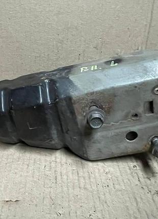 Кронштейн підсилювача переднього бампера лівий для nissan primera p-11.