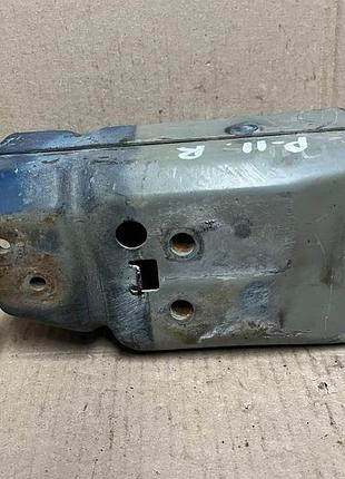 Кронштейн підсилювача переднього бампера правий для nissan primera p-11.