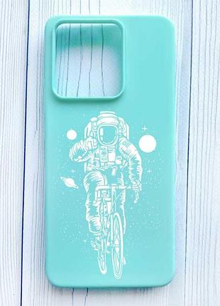 Матовый бирюзовый чехол на xiaomi redmi note 13 4g космонавт на велосипеде (принт 399)