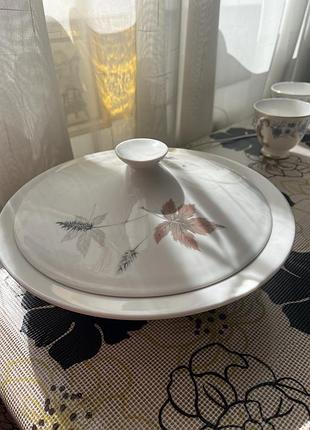 Вінтажна супниця (або овочеве блюдо з кришкою) від бренду royal doulton, виконана у візерунку tumbling leaves (модель tc1004).