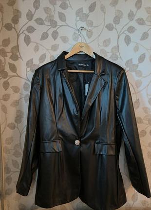 Стильный кожаный пиджак prettylittlething на одном золотом пуговице. оверсайз, большой размер.