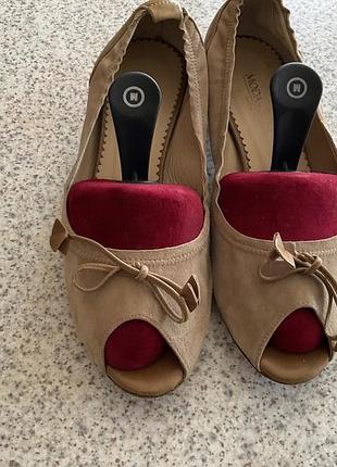 Італійські повністю шкіряні туфельки з відкритим носиком/37:5/ brend moda di fausto