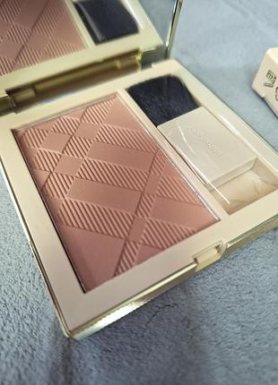 Компактні рум'яна burberry outdoor blush у відтінку 66 earthy rose.