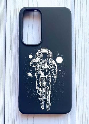 Матовый черный чехол на samsung galaxy a35 (a356) космонавт на велосипеде (принт 399)