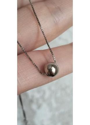Серебряное колье с подвеской шарик