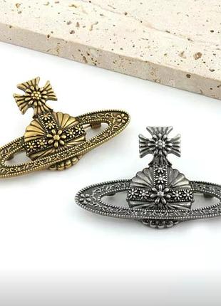 Брошь винтаж вивьен вествуд с гравировкой