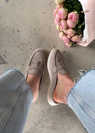 Натуральные замшевые мюли, набирающие бешеную популярность 😍 
потому что это удобно и красиво.
беж шоколад светлый песок 9