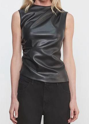 Топ з екошкіри zara