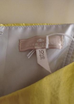 Платье мини бренда river island с вшитым поясом, с подюпником.
замеры:пог-42 см,пот-37 см, длина изделия -71,позади на молнии, с спицами на лифте. 4