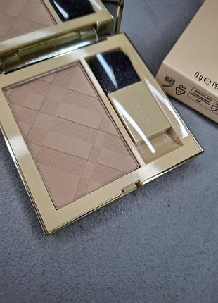 Румяна burberry outdoor blush в оттенке 11 sand beige.