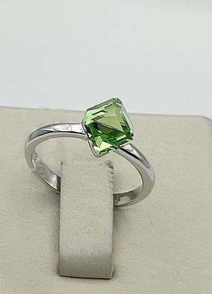 Кольцо серебряное с кристаллом swarovski 18 2,38 г