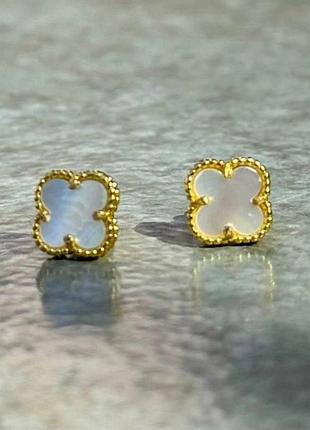 Van cleef сережки перламутрові, міні 0.8 см / лимонне золото / проба, гравіювання/клевер гвоздики