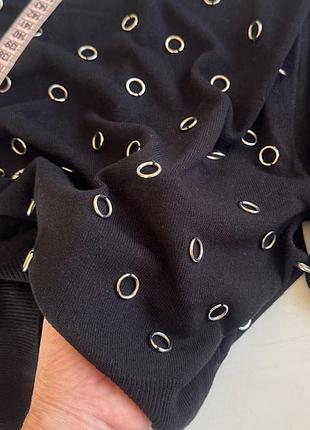 Джемпер чёрный укороченный zara, кроп топ с декором в виде серебристых колечек, размер s 9
