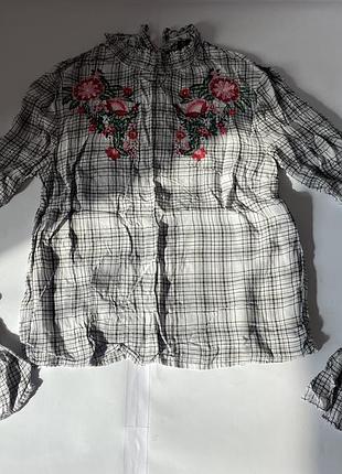 Дівчача блуза від бренду h&m (divided), 14-15р/ххs в стилі кантрі чи бохо, блуза h&m из вискозы в клетку с цветочной вышивкой и длинными рукавами, б/у 2