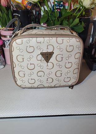 Новая косметичка guess сумка для косметики guess (vanity case) от бренда guess в бежевом цвете с фирменным принтом-монограммой