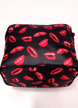 Большая чёрная вместительная косметичка с ручкой и поцелуйчиками kisses