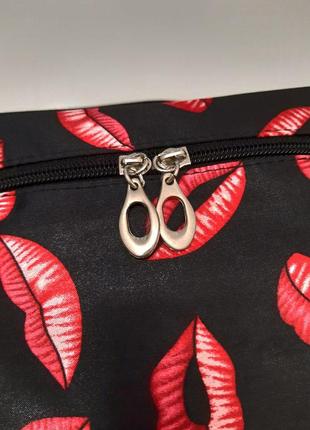 Большая чёрная вместительная косметичка с ручкой и поцелуйчиками kisses