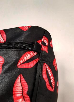 Большая чёрная вместительная косметичка с ручкой и поцелуйчиками kisses