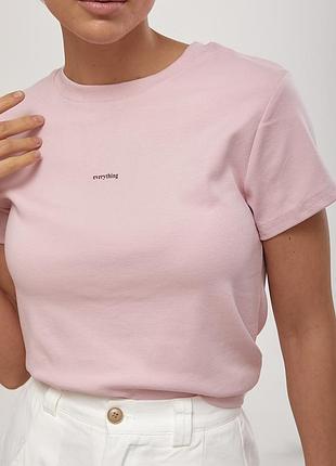 Однотонна приталена футболка з написом everything 3
