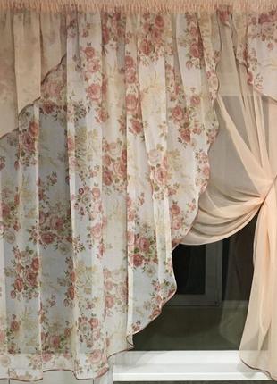 Тюль на кухню персикового кольору з квітами