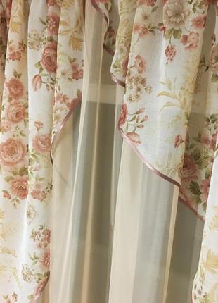Тюль на кухню персикового кольору з квітами