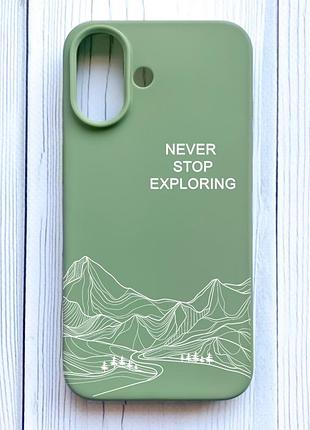 Матовый оливковый чехол на iphone 16 путешествуй (принт 407)