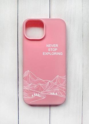 Матовый чехол на iphone 15 розовый путешествуй (принт 407)