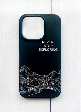 Матовый черный чехол на iphone 15 plus путешествуй (принт 407)