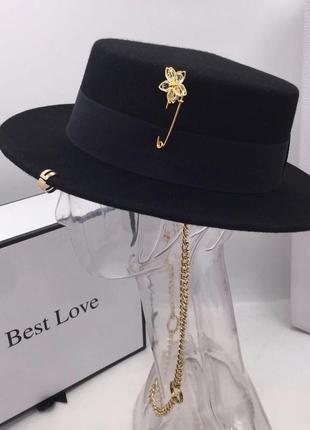 Шляпа женская фетровая канотье с металлическим декором и цепочкой черная5 фото