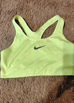 Спортивный топ nike.