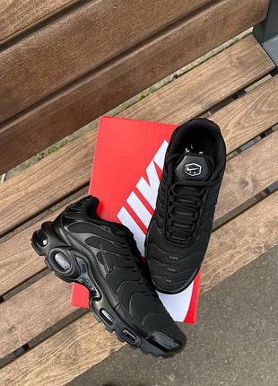 Кросівки nike tn air max plus triple black / найк тн аір макс чорні