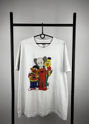 Футболка kaws