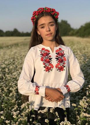 Вишиванка дівчача біла з червоно-вишневими квітами 122