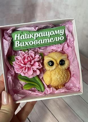 Подарунок для вихователя. мило ручної роботи. подарунковий набір найкращому вихователю з півонією