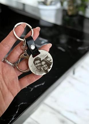 Брелок металический из стали с кожаной вставкой, с карабином с лазерной гравировкой ваш текст и фото одностороннє