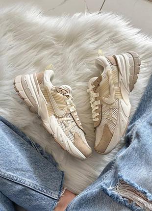 Стильные женские кроссовки nike v2k run sand beige