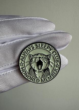 Пін значок металевий брошка сонний кіт “always sleepy club” — мем значок з котиком