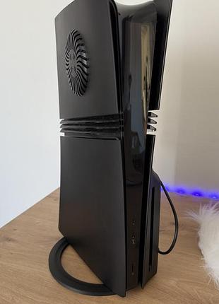 Вертикальная подставка для playstation 5 pro (disk version) с интегрированным держателем для samsung ssd t7
