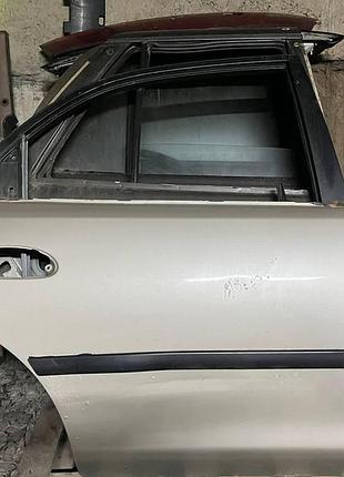 Двері задні права для mazda 323 ba. седан.