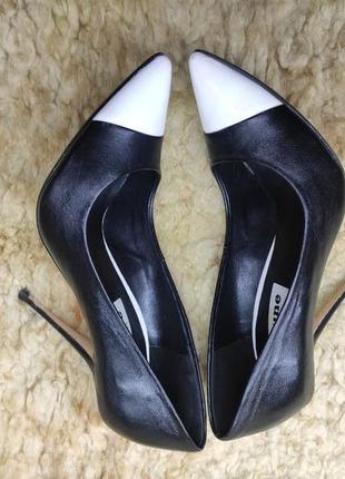 Чорні шкіряні туфлі човники з контрастним білим носком високий каблук dune4 фото