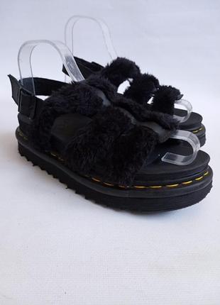 Кожаные босоножки dr. martens