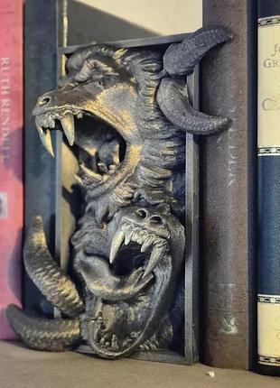 Книжный уголок «хранитель тьмы» — для настоящих ценителей ужасов золотистий