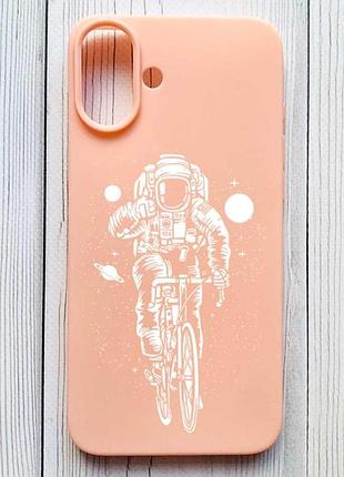 Матовый персиковый чехол на iphone 16 plus космонавт на велосипеде (принт 399)