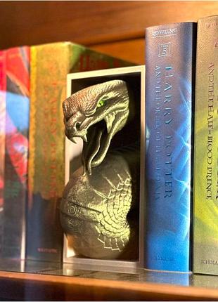 Книжный уголок «кобра» — страж вашей коллекции