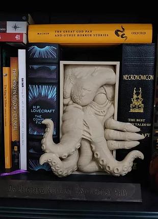 Книжный уголок «ктулху» — зов из глубин серый