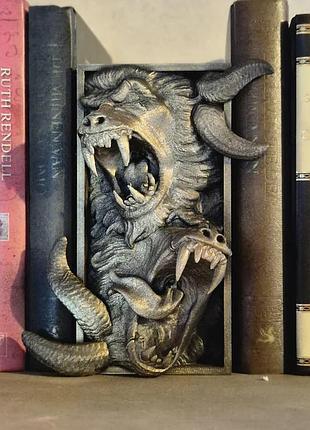 Книжный уголок «хранитель тьмы» — для настоящих ценителей ужасов золотистый