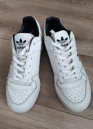 Кроссовки adidas originals forum bold в белом цвете с черными акцентами.