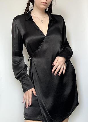 Чорна атласна сукня zara на запах