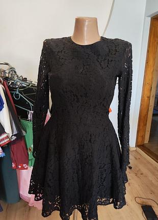 Черное кружевное платье от бренда h&amp;m.
