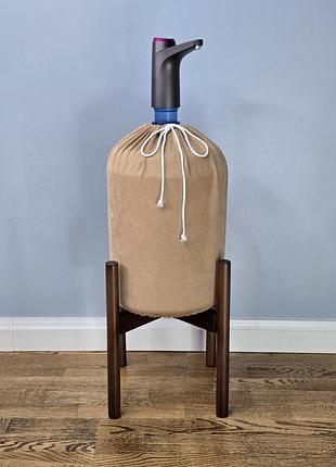 Подставка под бутыль коричневая 19 л + чехол песочного оттенка wooddecor